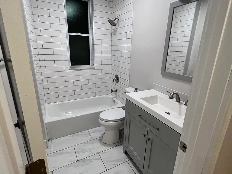 2648 W Walton St #3 — Photo 2