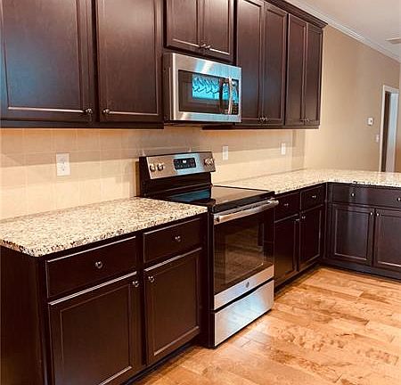4th image of 35 Greenway Ln