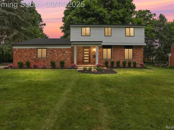 2084 Kristin Dr, Troy, MI 48084