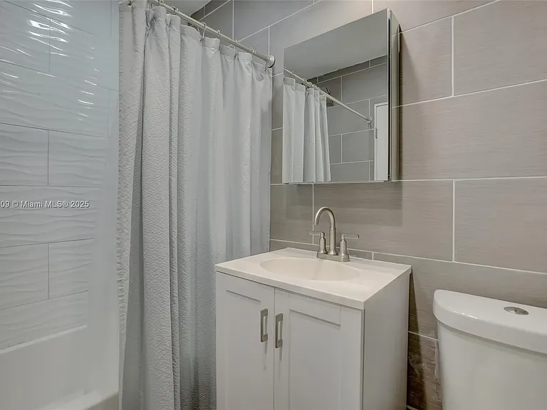 2601 NE 11th Ct — Photo 32