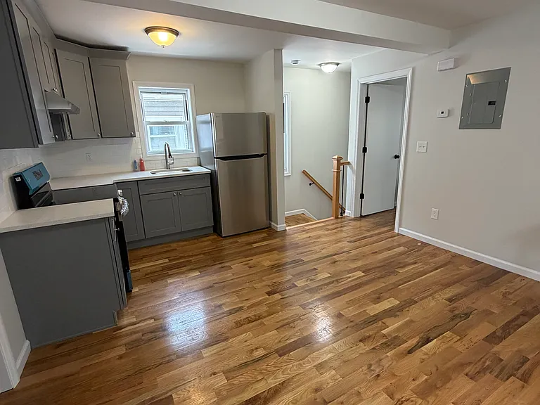 28 Bush Ave #2 — Photo 4