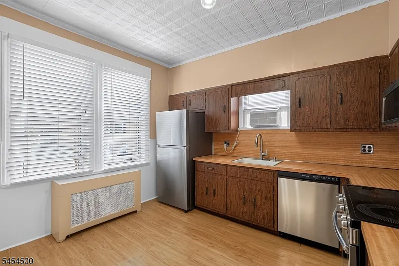 2 bed, 1.0 bath, $2,100 — Photo 3