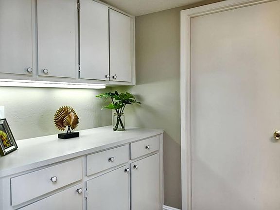 3rd image of 1552 McKinley Ave