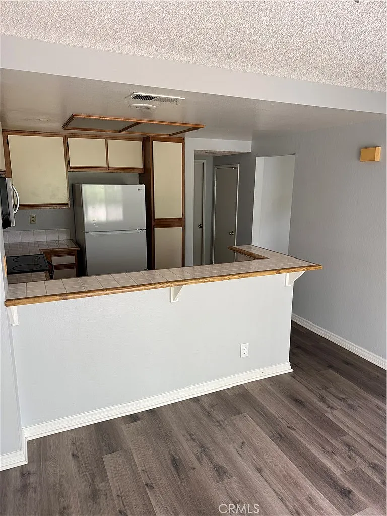 3 bed, 1354 sqft, $4,900 — Photo 4