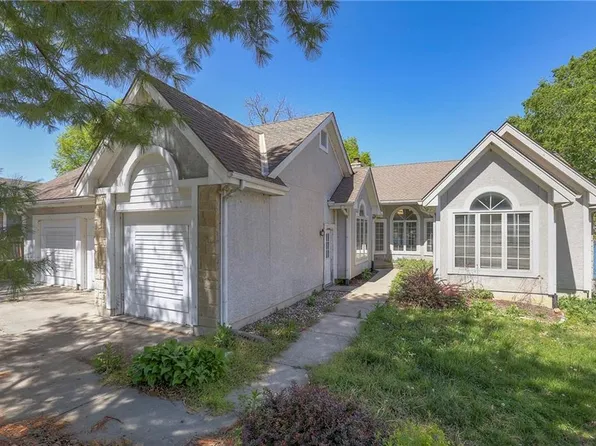 64 Anchor Dr, Lake Tapawingo, MO 64015