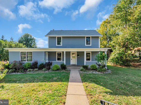 879 Station St, Herndon, VA 20170