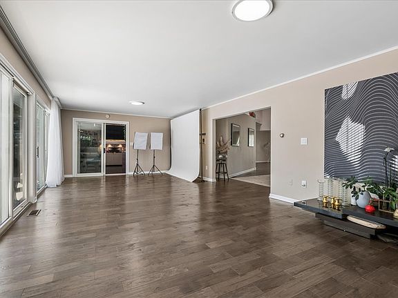 5th image of 5045 Grand Ave