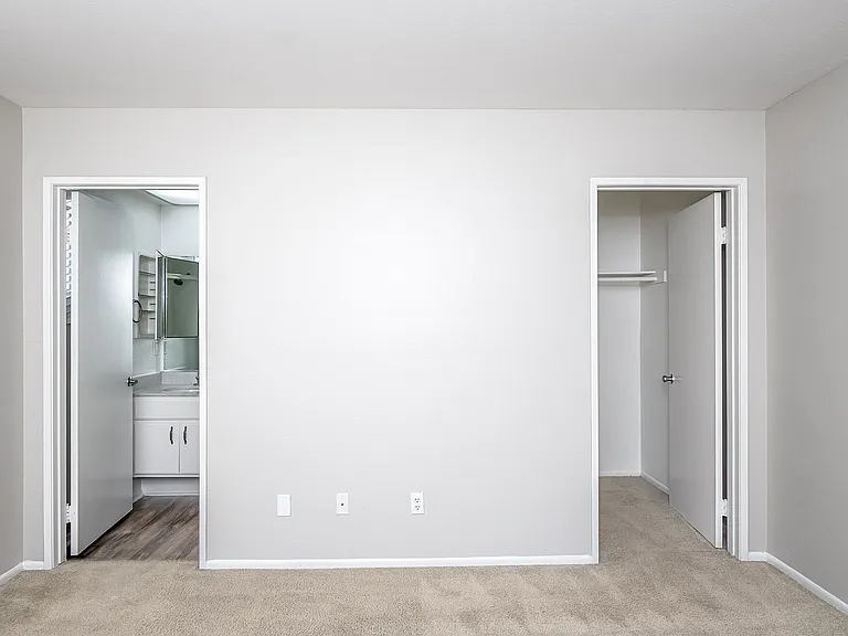 407-409 W Lexington Dr — Photo 13