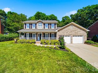 1948 Twin Ponds Dr, Hickory, NC 28602