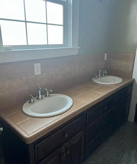 814 N Van Ness Ave — Photo 19