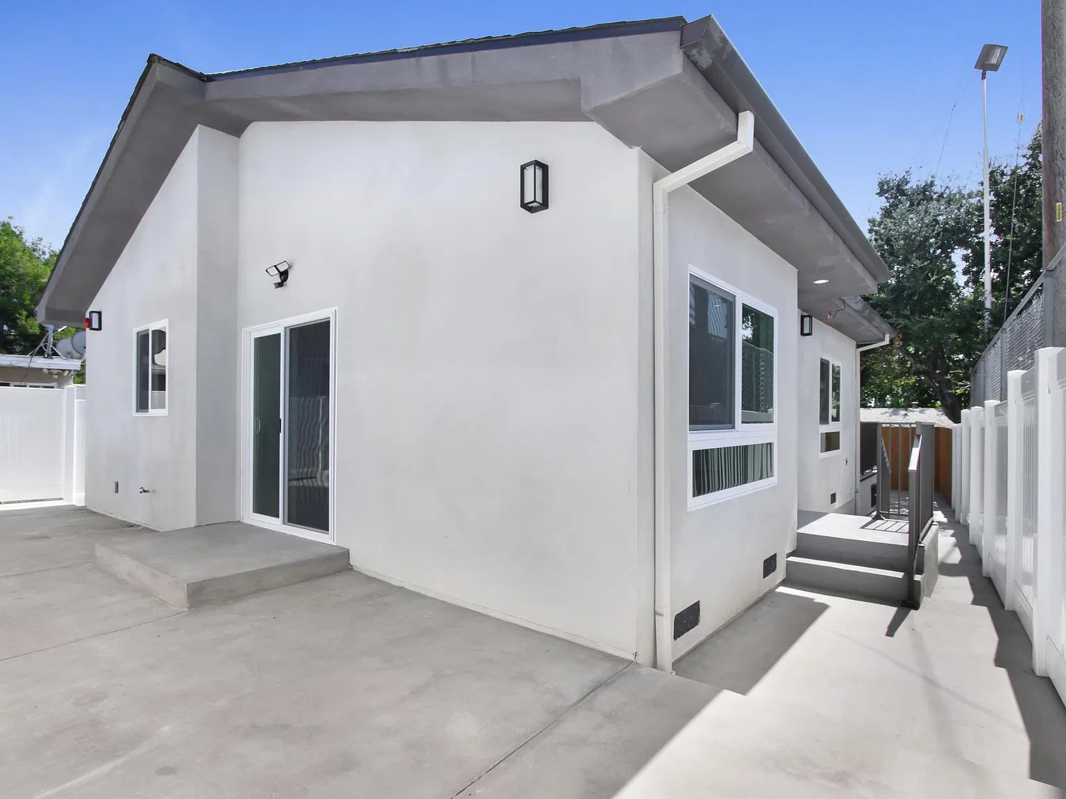 2 bed, 1200 sqft, $4,200 — Photo 1