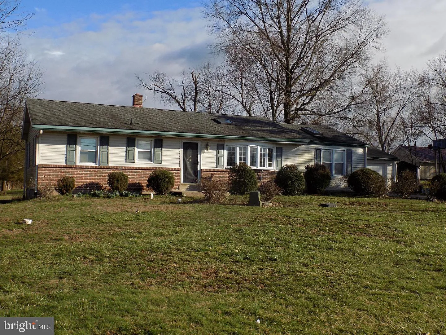 3 bed, 1.0 bath, 1430 sqft, $2,300 — Photo 2