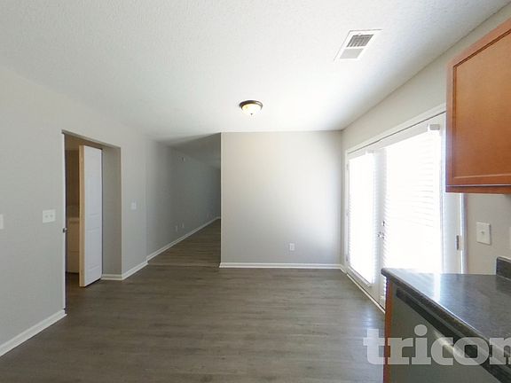 4th image of 142 Quiet Grove Dr