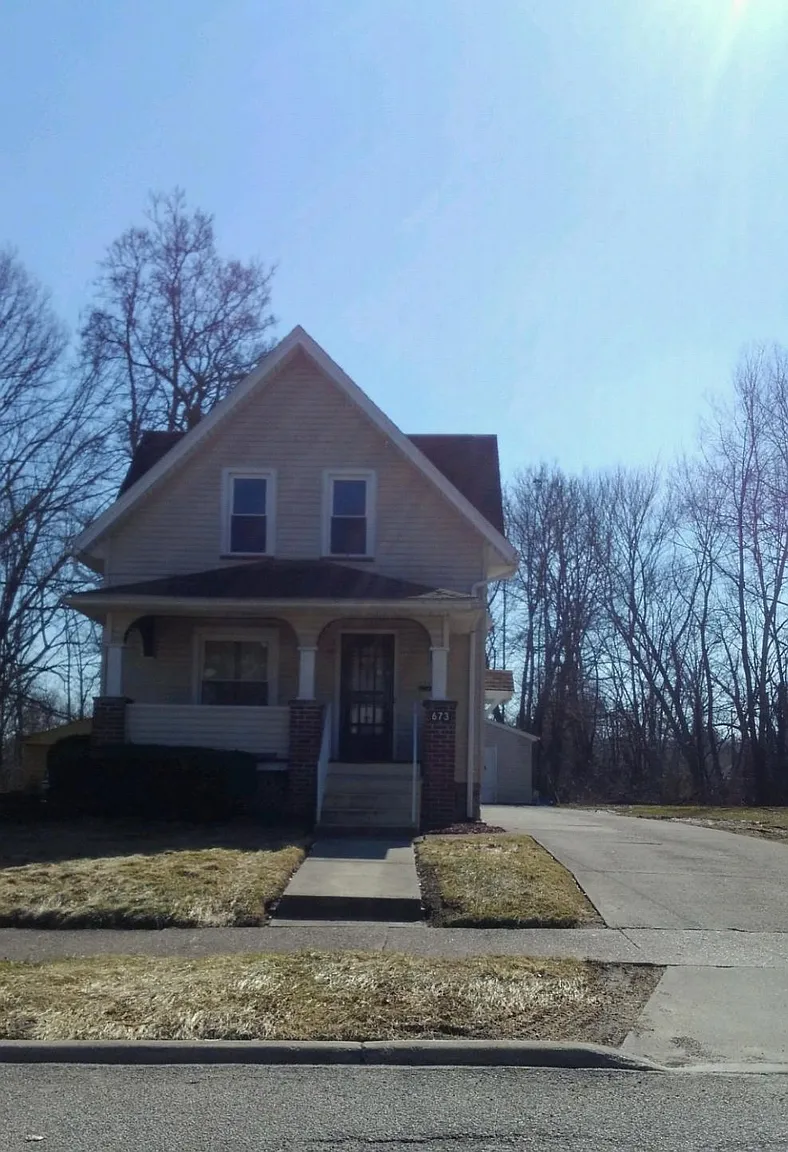 673 Hoyt St SW photo 1