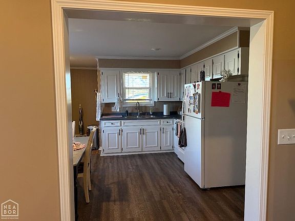 4th image of 802 Cain St