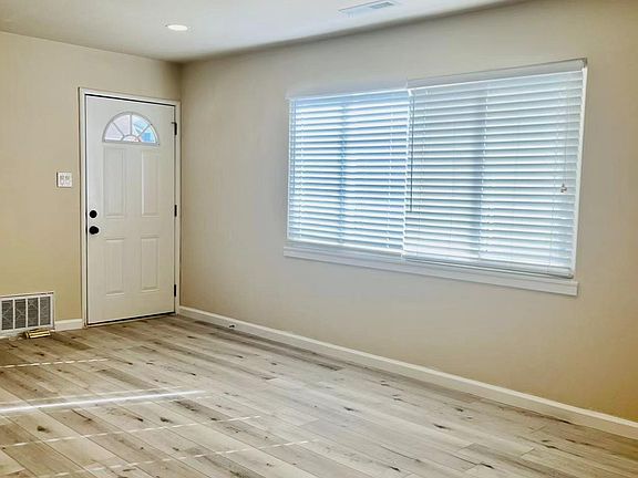 4th image of 483 Glasgow Dr