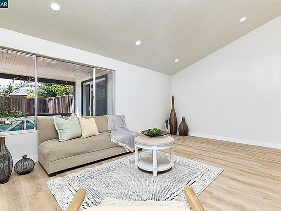 5th image of 2117 Lopez Dr