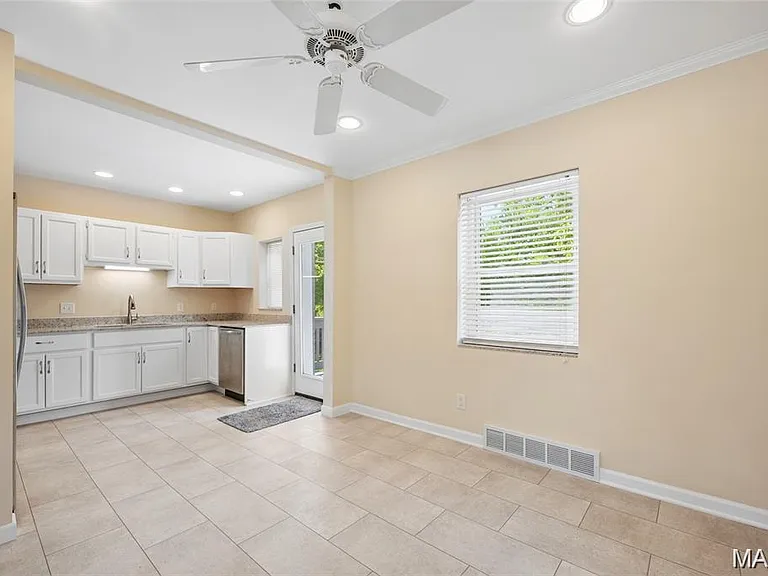 9743 Tesson Ferry Rd — Photo 5