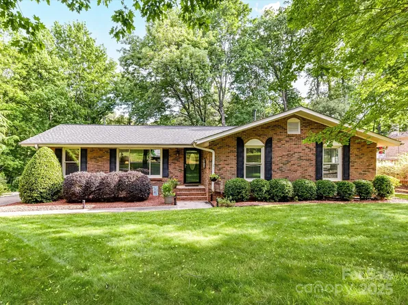 13617 Lake Bluff Dr, Matthews, NC 28105