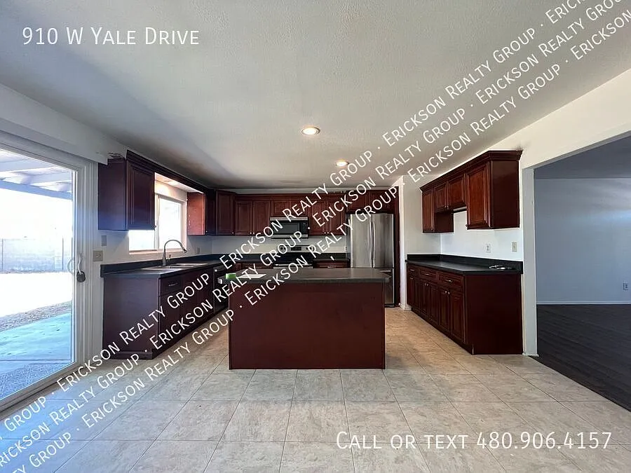 910 W Yale Dr