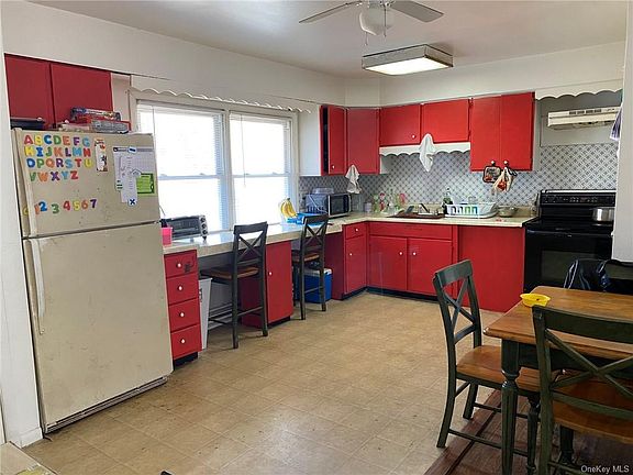 2nd image of 40 Laura Ln