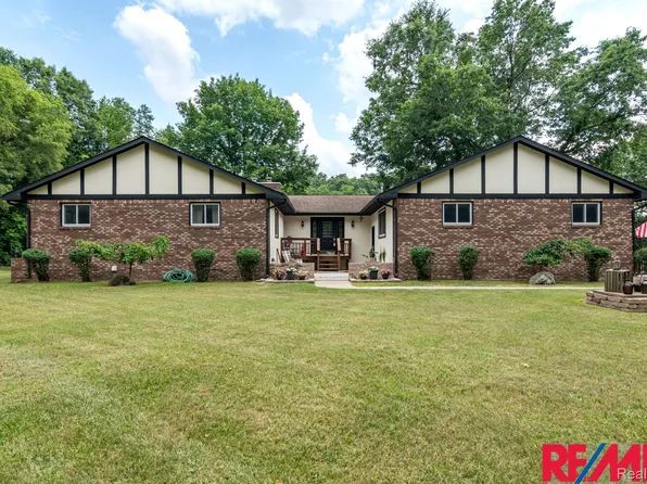 8294 Standing Pines Dr, Holly, MI 48442