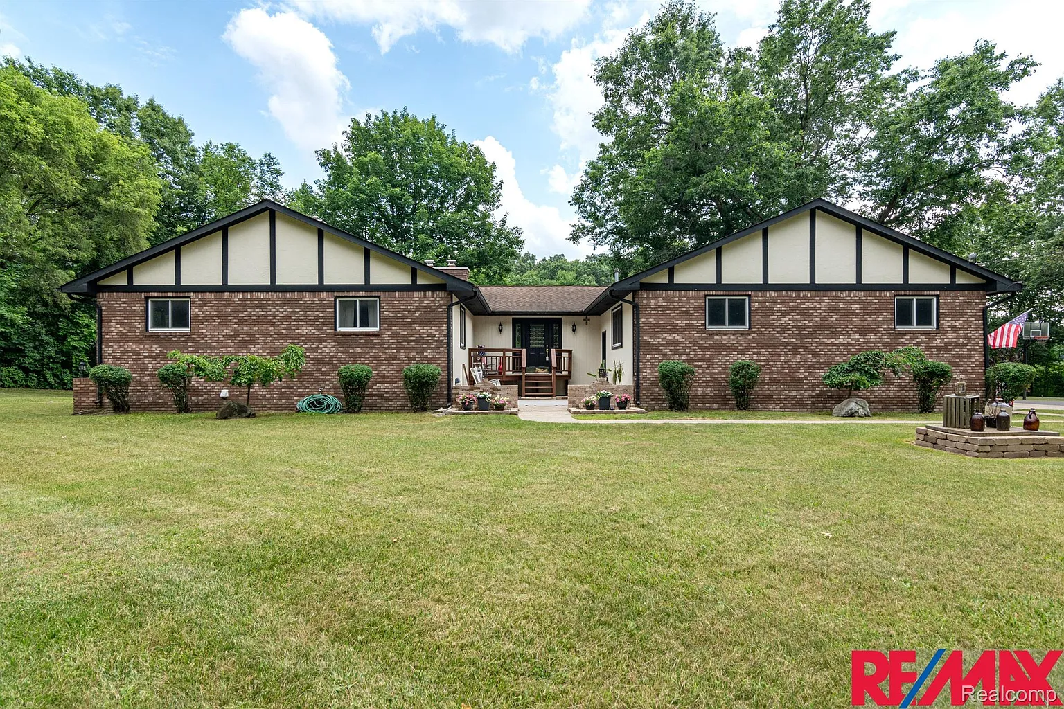 8294 Standing Pines Dr photo 1