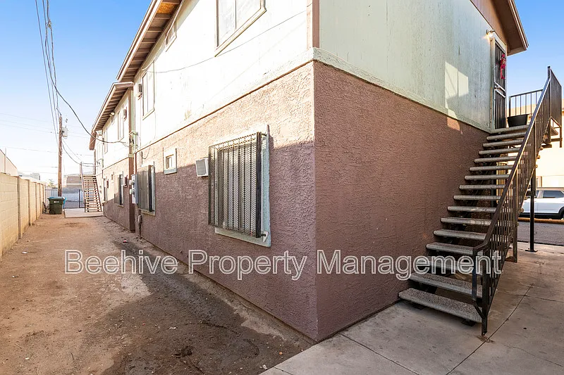 2 bed, 1.0 bath, 621 sqft, $899 — Photo 2