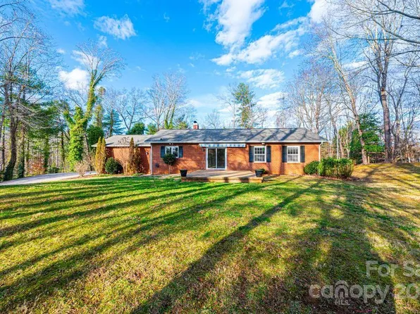 6201 Mountainside Dr, Hickory, NC 28601