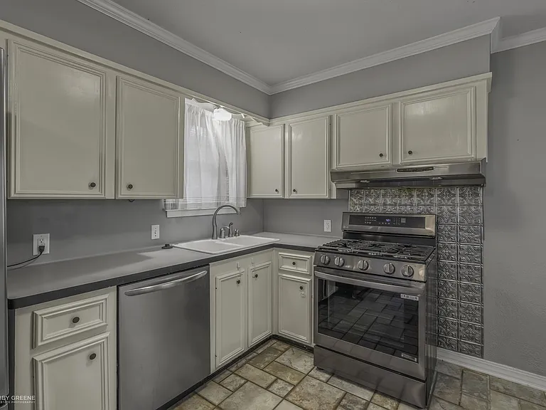 1602 San Saba St — Photo 10