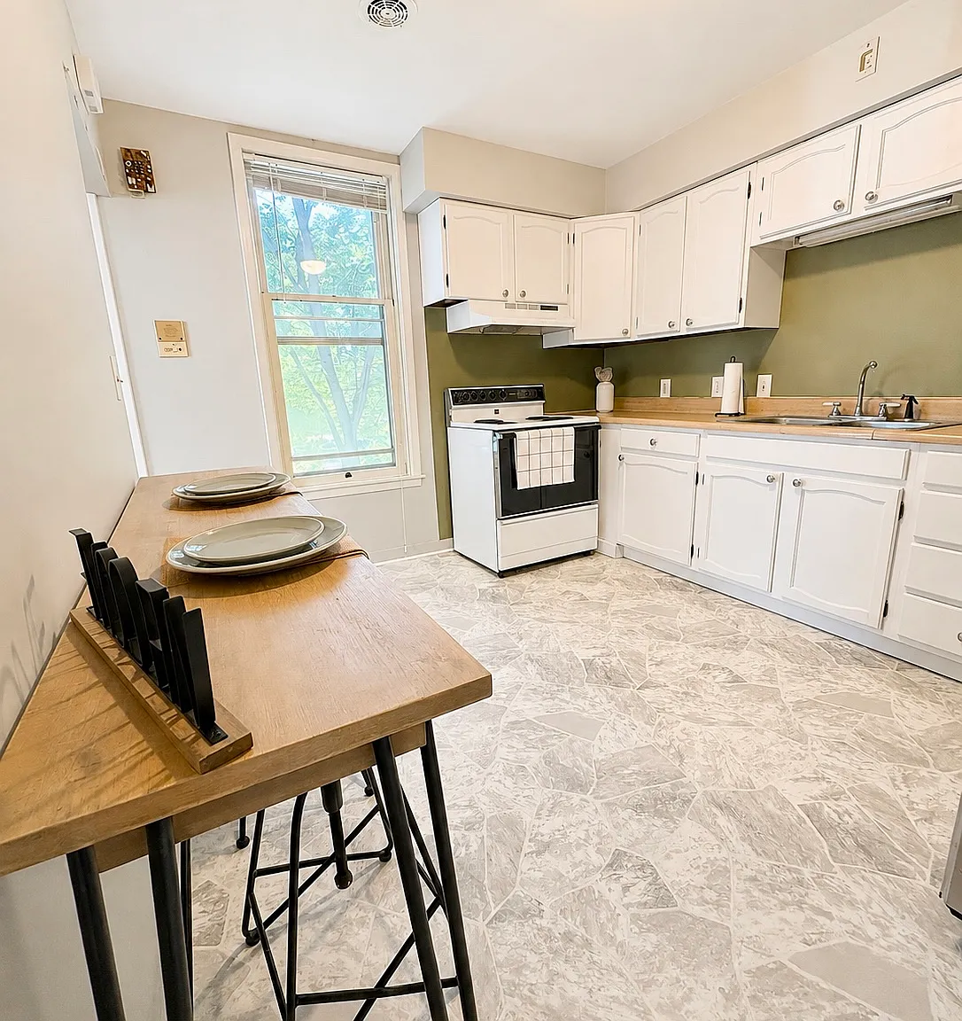 2 bed, 900 sqft, $1,400 — Photo 3