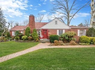 7 Rugby Rd, Westbury, NY 11590