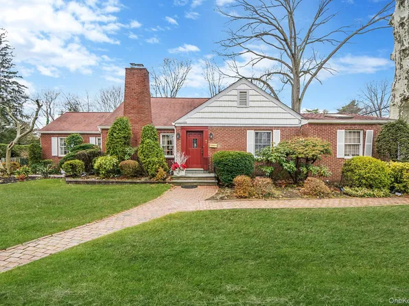 7 Rugby Road, Westbury, NY 11590