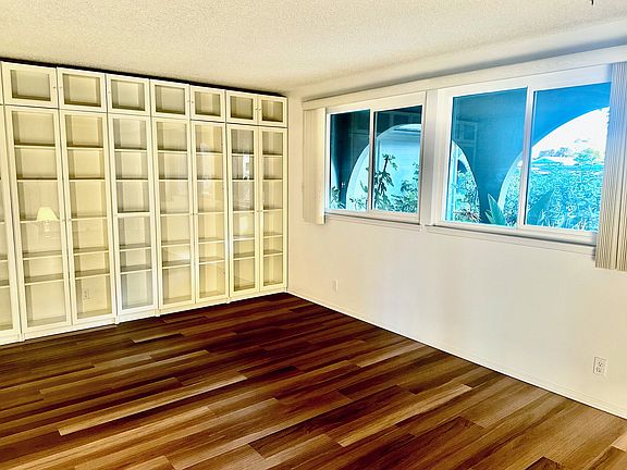 Living Room w/built ins