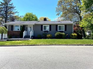 30 Chester St, Lake Grove, NY 11755