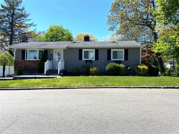 30 Chester St, Lake Grove, NY 11755