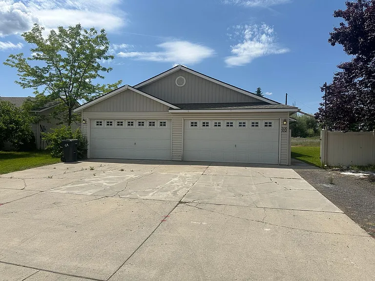 3130 Meadow Glen Ln — Photo 2