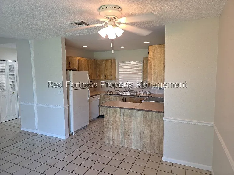 1049 Ridgeway Dr — Photo 2