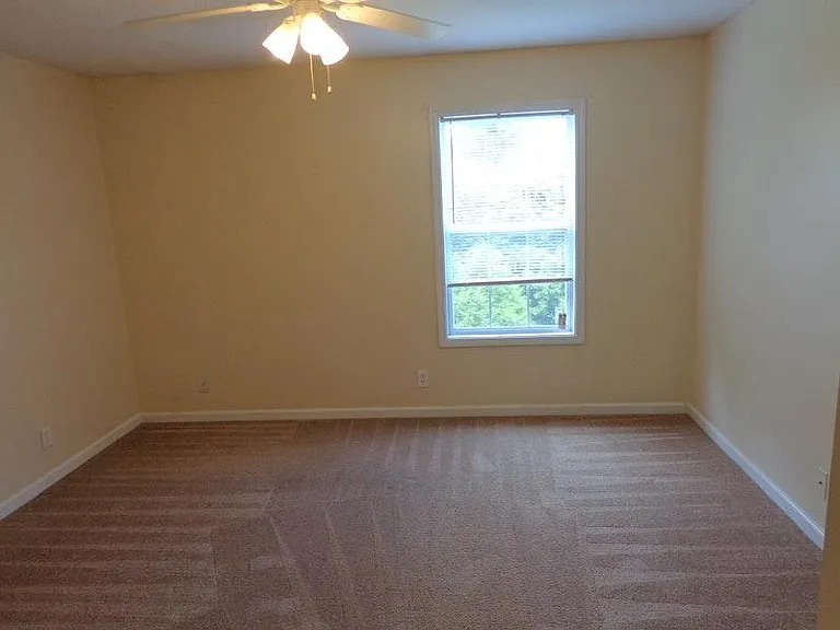 916 Kingsbury Dr #B — Photo 8