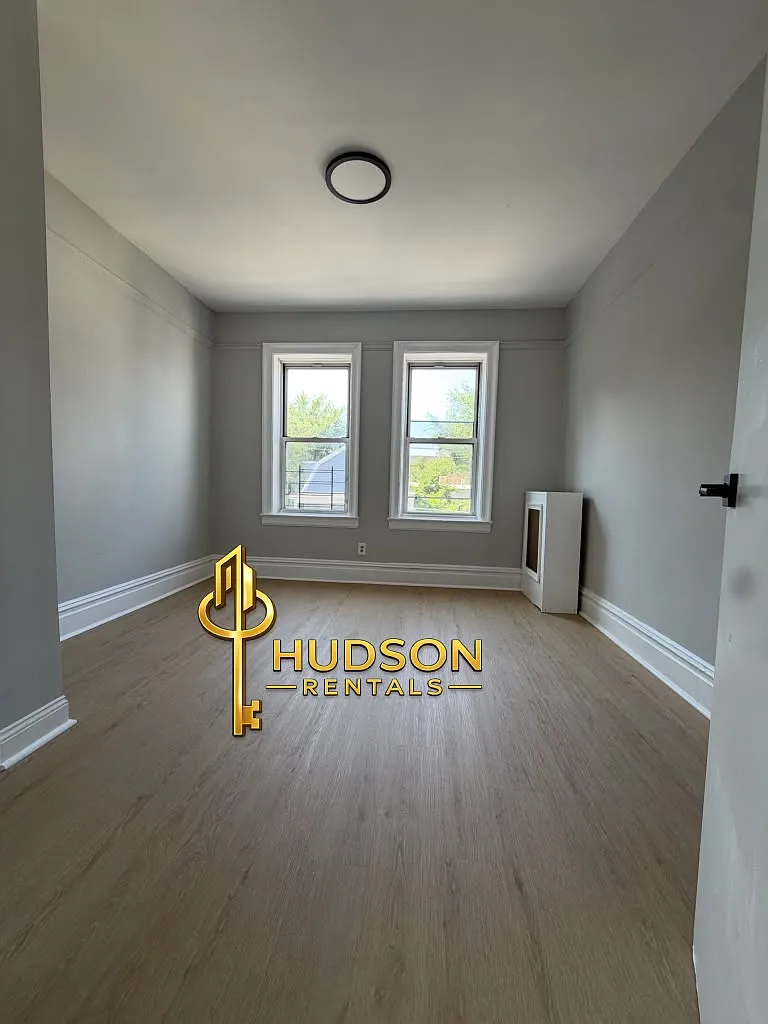 2 bed, 800 sqft, $1,950 — Photo 2