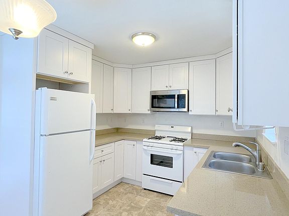 4th image of 526 E Washington Ave