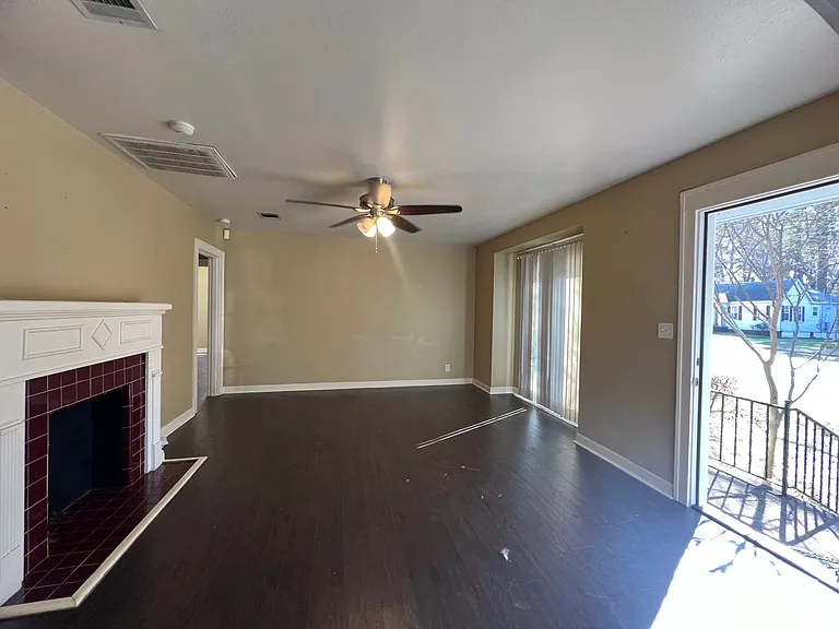 642 Robinson Pl — Photo 3