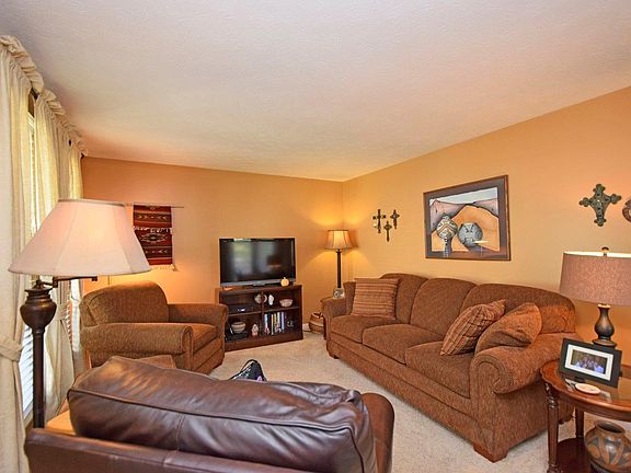 4th image of 1029 Stratford Ct