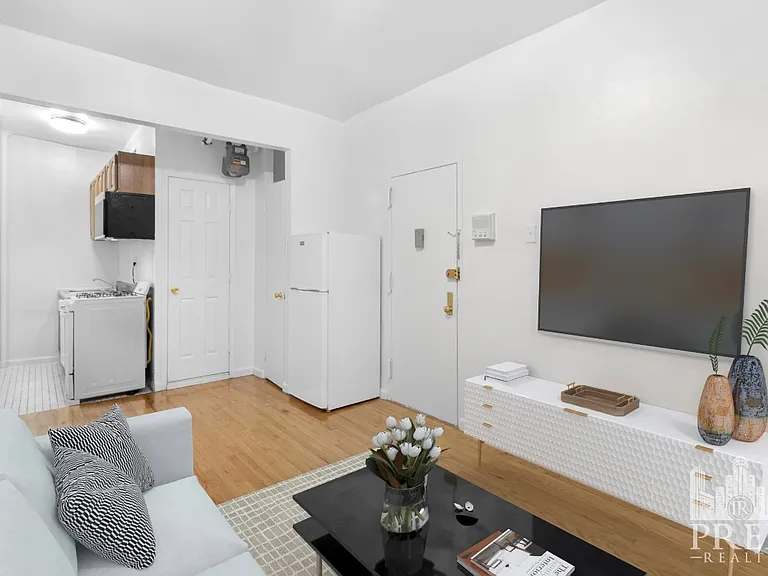 429 E 65th St #18 — Photo 2
