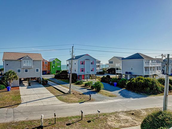Beautiful ocean views, dead end street provides privacy. Great place for biking.