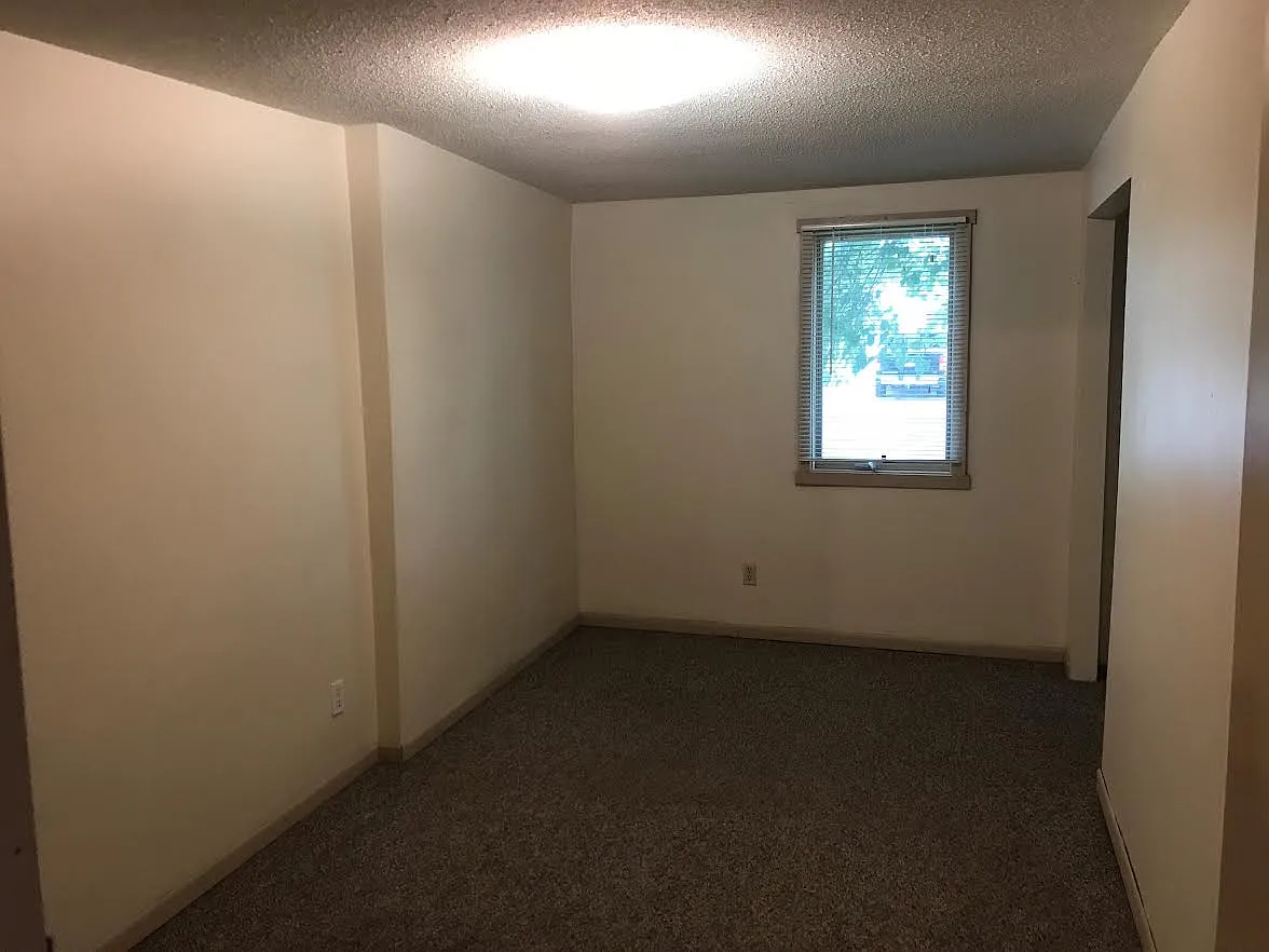4 bed, 2000 sqft, $1,650 — Photo 4
