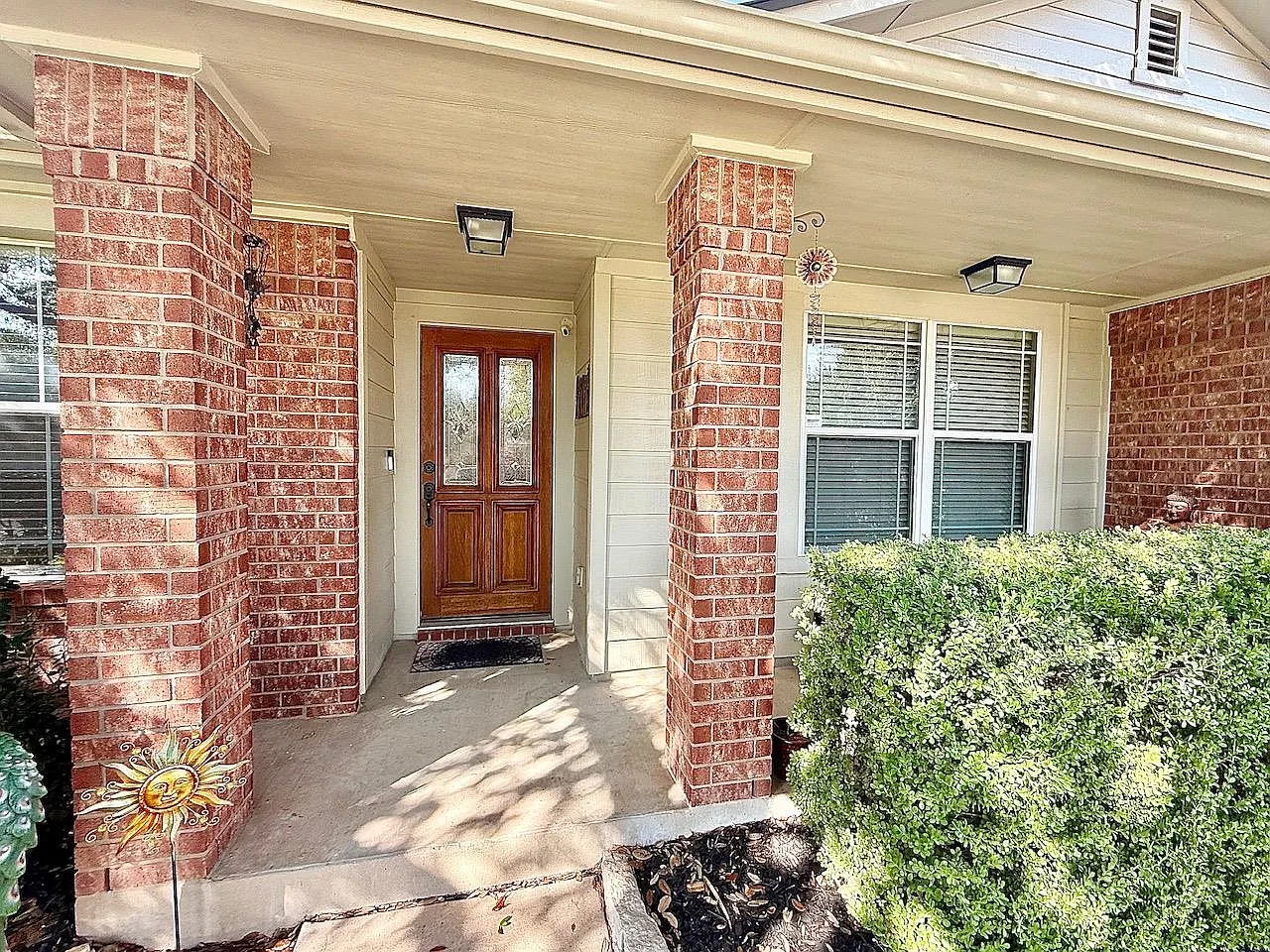 4 bed, 2.0 bath, 2363 sqft, $2,300 — Photo 2