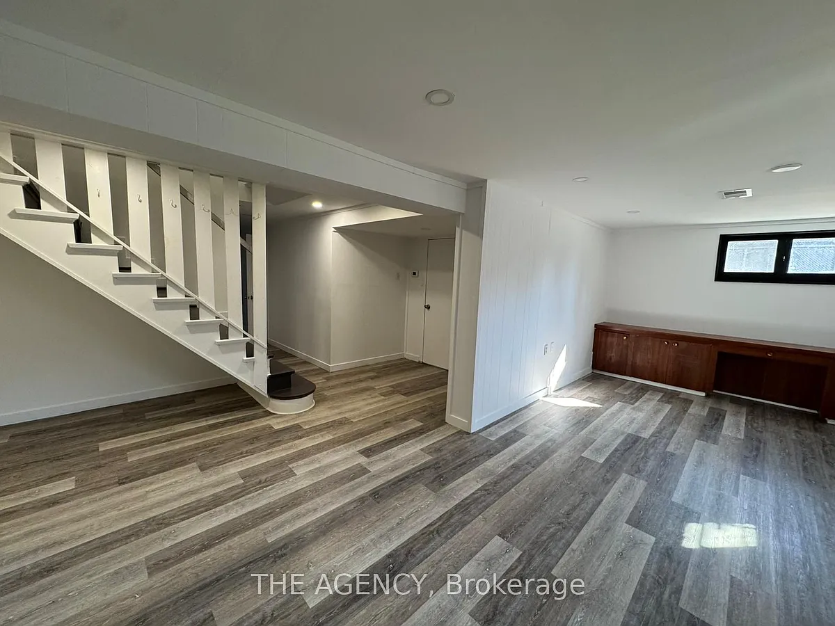 Building Photo - 64 Farningham Cres #BASEMENT