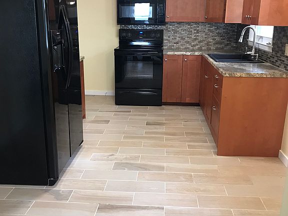 2nd image of 905 M Ave