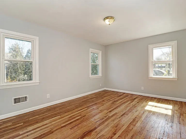260 Shepard Ave — Photo 14